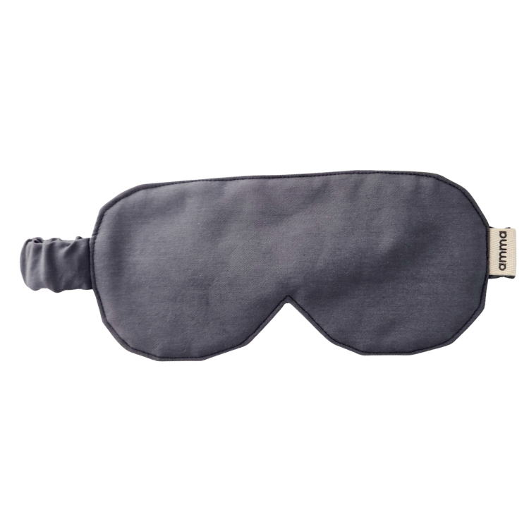 Un masque de nuit gris foncé de l marque Amma sur un fond blanc