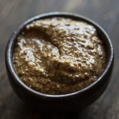 Pot de moutarde sauvage au vin de la marque Gourmet sauvage démontrant son onctuosité et sa richesse culinaire.  Vendu par Eco Loco
