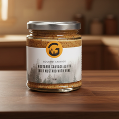 Pot de moutarde sauvage au vin de la marque Gourmet sauvage sur un comptoir en bois avec un arrière plan de cuisine vendu par Eco Loco 