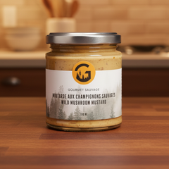 Pot de moutarde au champignons sauvages du Québec de la marque Gourmet sauvage, déposé sur un comptoir de cuisine en bois. 