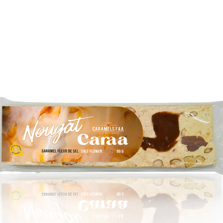 Une barre de nougat au caramel fleur de sel de Caraa Caramels FAA sur unu surface miroir. 