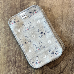 Papier de toilette lavable gris avec des motifs de chat déposé sur une planche de bois