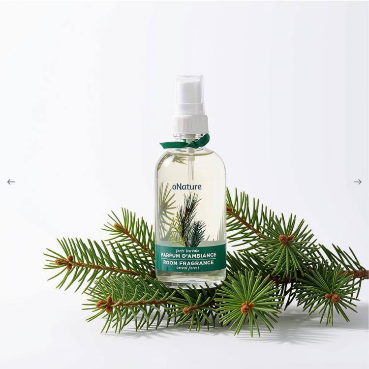 Une bouteille transparente déposé sur du sapinage avec une écriture parfum d'ambiance foret boréal oNature sur un fond blanc. 