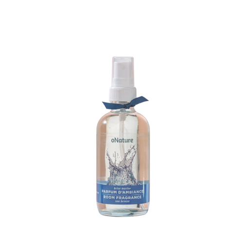 Bouteille de parfum d'ambiance Brise marine avec une étiquette bleue sur fond blanc. 