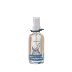 Bouteille de parfum d'ambiance Brise marine avec une étiquette bleue sur fond blanc. 