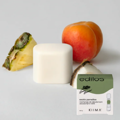 Un morceau d'ananas, une pêche et un morceau de noix de coco ainsi qu'un recharge de déodorant arrondi et blanche et sa boite blanche et verte ou on peut lire Kiima et Green Beaver exotic paradise recharge de déodorant. 