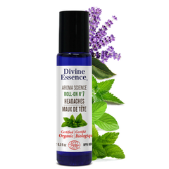 Bouteille bleu roll-on au capuchon noir de la marque Divine essence pour le soins Maux de tête certifié biologique par Eco Cert déposé sur un comptoir de salle de bain avec de la menthe et de la lavande sur un arrière plan blanc. 