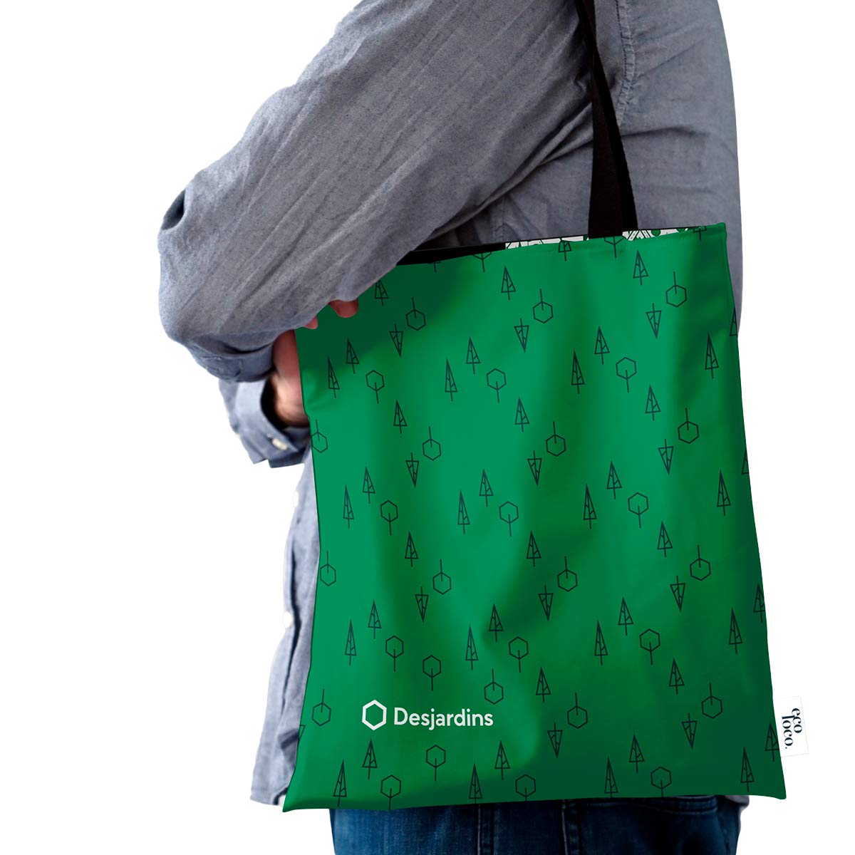 Homme qui tient un sac fourre-tout qui a été personnalisé par Desjardins comme objet promotionnels écologiques par Eco Loco sur fond blanc