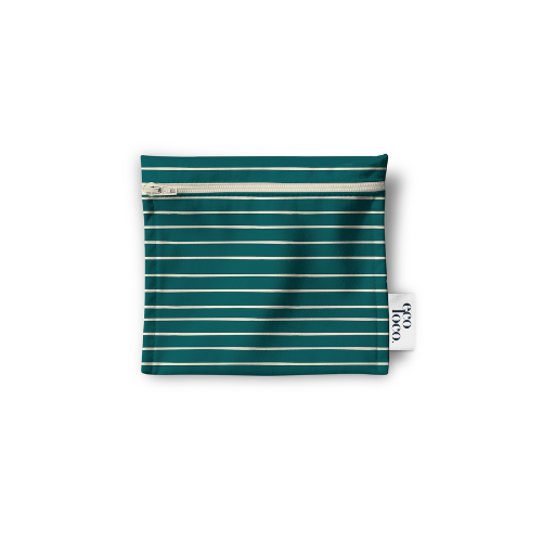 Petit sac tout usage réutilisable ligné blanc et turquoise sur un fond blanc. 