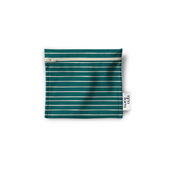 Petit sac tout usage réutilisable ligné blanc et turquoise sur un fond blanc. 