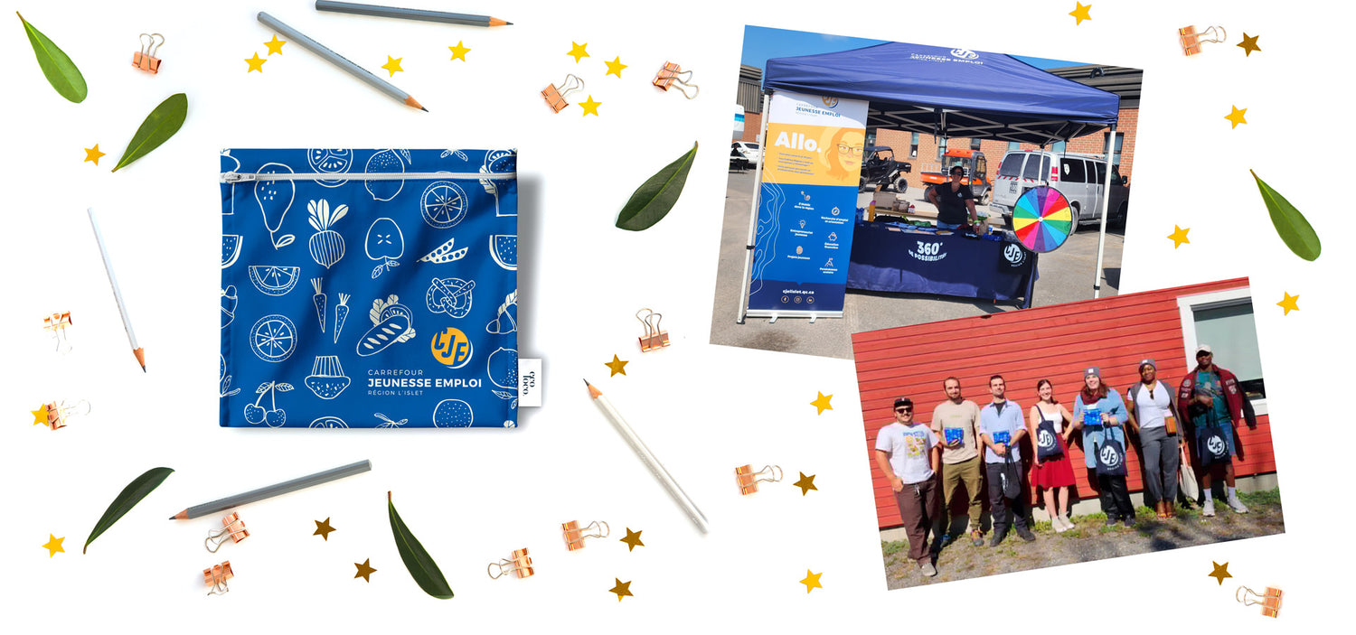 Sac réutilisable personnalisé avec le logo de Carrefour Jeunesse emploi sur fond blanc avec des éléments de feuilles, étoiles et pinces accompagnées de deux photos d'un kiosque et un groupe de jeune devant une maison rouge