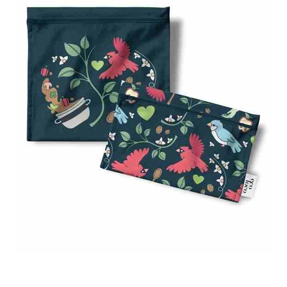 Deux sacs à collations réutilisables sur fond blanc aux motifs d'oiseau cardinal, coeur verts, fleurs, plantes, mains, oiseau bleu, soupe, en collaboration avec Eco Loco et Ékip Jeunesse pour une campagne de financement