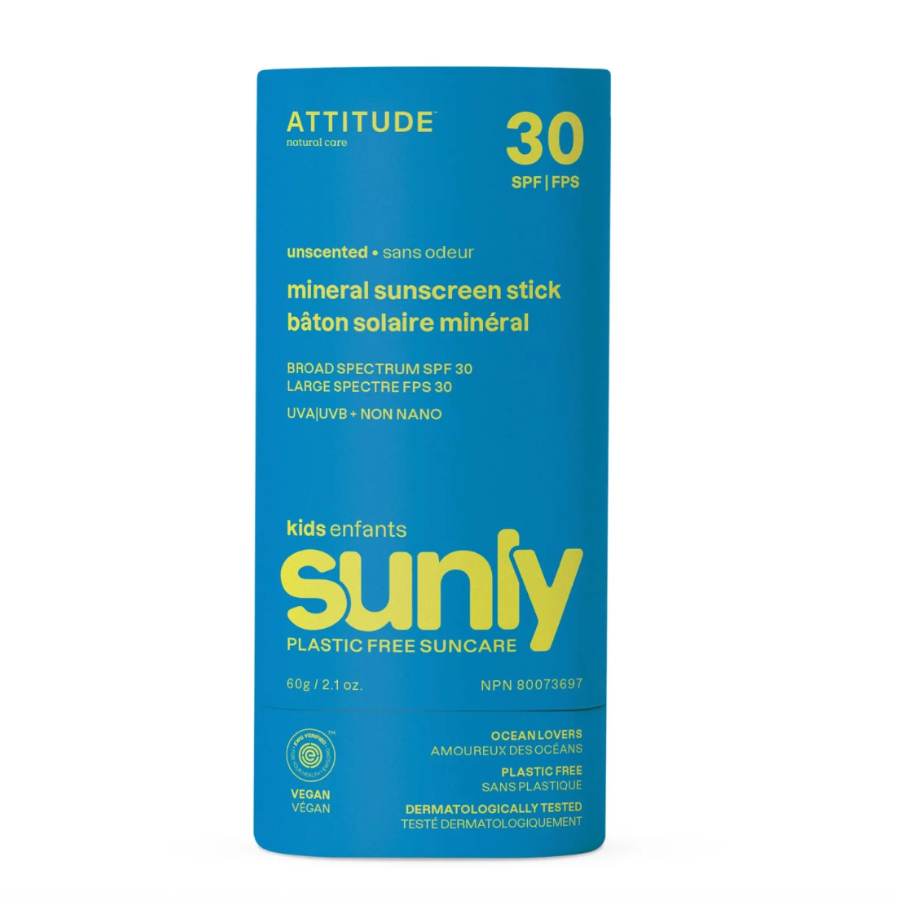 Écran solaire minéral naturel de la marque Attitude dans un tube en carton bleu sans odeur sur un fond blanc