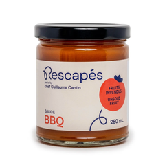 Pot de sauce bbq fabriquée à partir des invendus donc zéro déchet avec une étiquette blanche sur un fond blanc