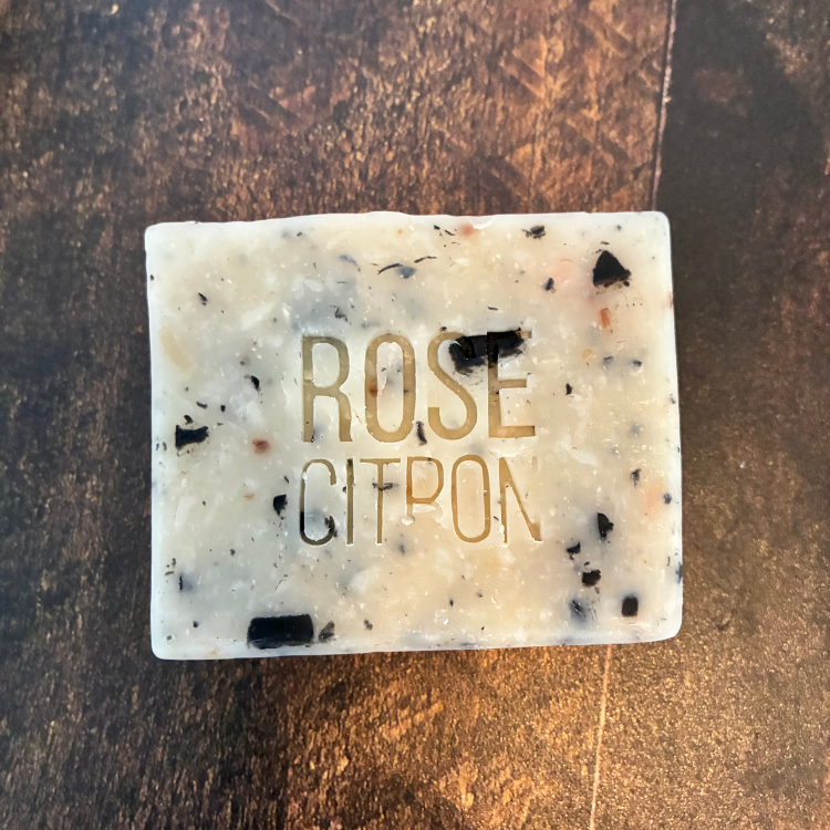 Savon récupéré de Rose citron déposé sur une planche en bois