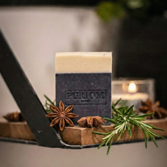 Savon le classe de Pur om avec de l'anis étoilé, des épines de cèdres et une chandelle en arrière plan. 