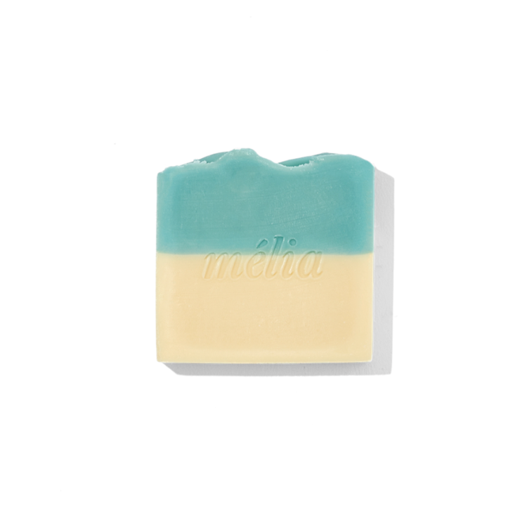 Savon bleu et beigneau géranium et à la menthe poivrée de Mélia, Miels d'anicet sur un fond blanc