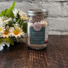 Un sel de bain à l'odeur du jardin de fleurs dans un pot Mason avec poignée  et des fleurs blanches