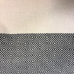 Serviette turque beige et noir avec des motifs en forme de losange. 