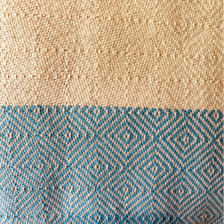 Serviette turque en coton biologique turquoise et beige avec des motifs en forme de losange.