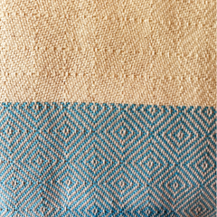 Serviette turque en coton biologique turquoise et beige avec des motifs en forme de losange.