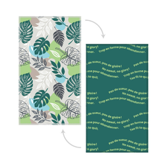 Recto et verso d'une serviette de sport en microfibre faite au Québec en tissu fait de bouteilles de plastique recyclées avec un motif de feuilles tropicales et une phrase:  pas de sueur pas de gloire 