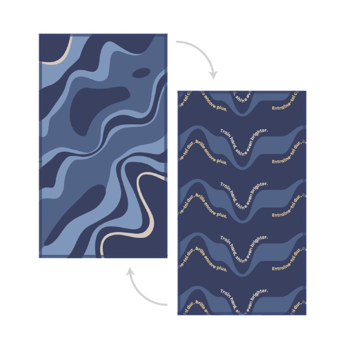 Recto et verso d'une serviette de sport en microfibre faite au Québec en tissu fait de bouteilles de plastique recyclées avec un motif abstrait de vagues et une phrase motivant à l'entaîenement