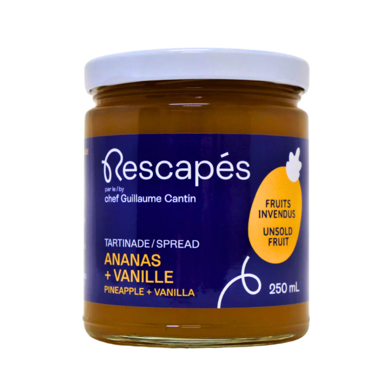 Pot en verre contenant une tartinade  à l'ananas et à la vanille zéro déchet à partir de fruits rescapés dans les épicerie avec une étiquette bleu et un fond blanc