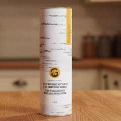 Tube ressemblant un un tronc de bouleau servant d'emballage pour un trio de moutardes aux plantes et au champignons sauvages de la marque gourmet sauvage déposé sur un comptoir de cuisine en bois. 