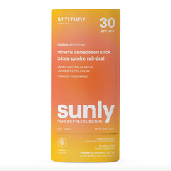 Écran solaire minéral naturel de la marque Attitude dans un tube en carton orangé à l'odeur tropical sur un fond blanc