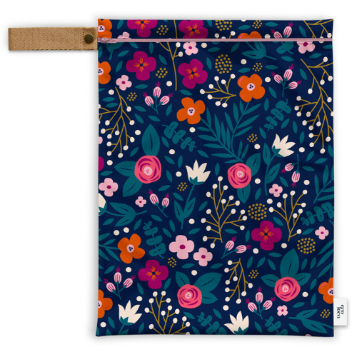 Grand sac de transport étanche aussi appelé wetbag de couleur bleu avec des fleurs et une ganse beige. 