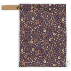 Sac de transport appelé Wetbag avec des fleur sur un fond bourgogne et une ganse beige. 