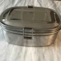 Boite à lunch en acier inoxydable sur un comptoir de marbre. 