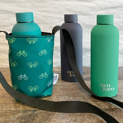 sac réutilisable lavable pour mettre une bouteille d'eau à transporter vert avec un motif de petits vélos avec trois bouteilles d'eau