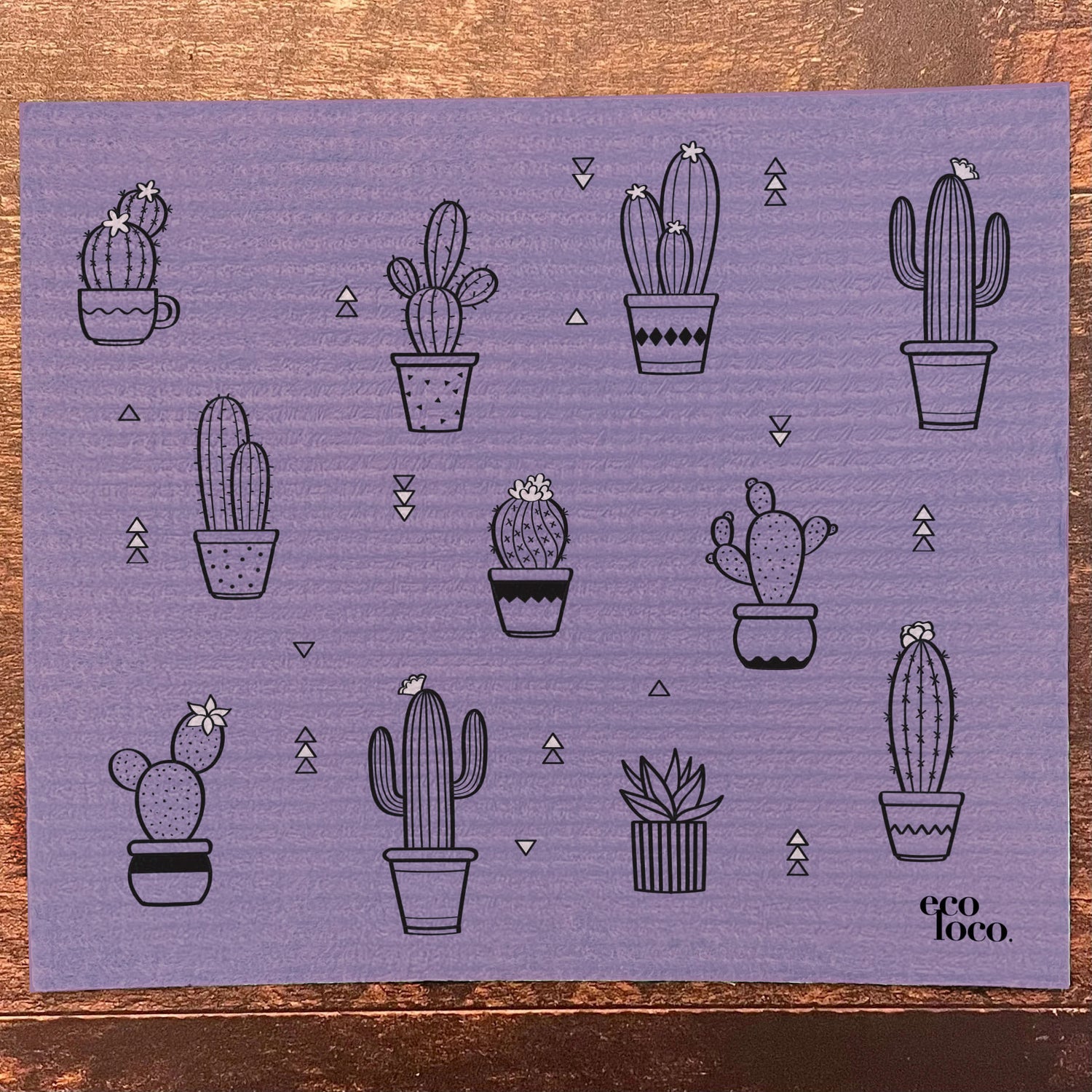 Chiffon suédois ou essuie-tout réutilisable avec un motif de cactus sur un fond mauve