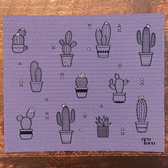 Chiffon suédois ou essuie-tout réutilisable avec un motif de cactus sur un fond mauve