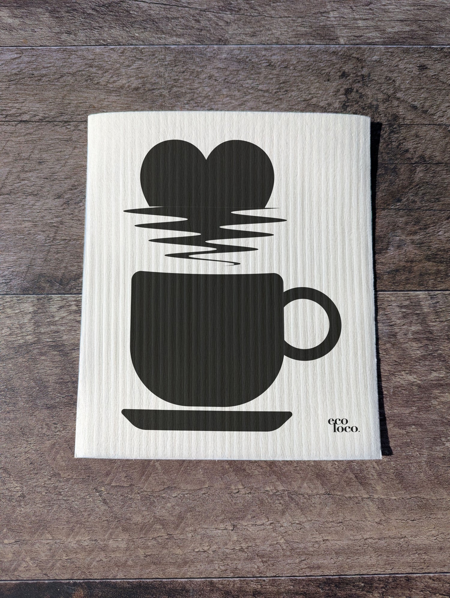 Chiffon suédois ou essuie-tout réutilisable avec un motif de café et de coeur sur un fond blanc