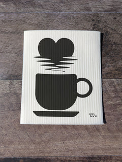 Chiffon suédois ou essuie-tout réutilisable avec un motif de café et de coeur sur un fond blanc
