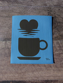 Chiffon suédois ou essuis-tout réutilisable avec un motif de café et de coeur sur un fond bleu
