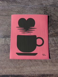 Chiffon suédois ou essuie-tout réutilisable avec un motif de café et de coeur sur un fond rose
