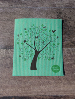 Chiffon suédois ou essuie-tout réutilisable avec un motif d'arbre de vie sur un fond Vert