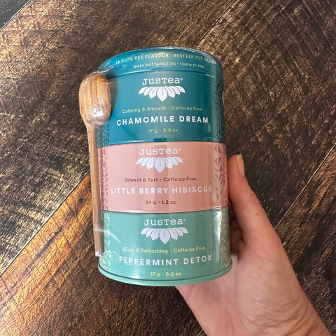 Coffret cadeau de tisane Justea dans une main. 3 saveurs