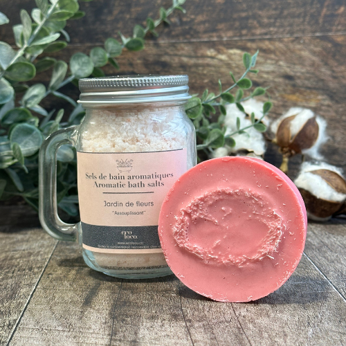 Duo de sels de bain avec un savon contenant une éponge lufa intégré à l'odeur de fleur