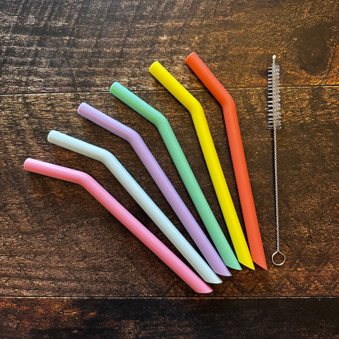 Ensemble de 6 pailles en silicone multicolore et d'une brosse de lavage pour paille. 
