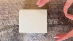 Mains qui déballe une boite et qui en sort une tasse contenant un cake vaisselle