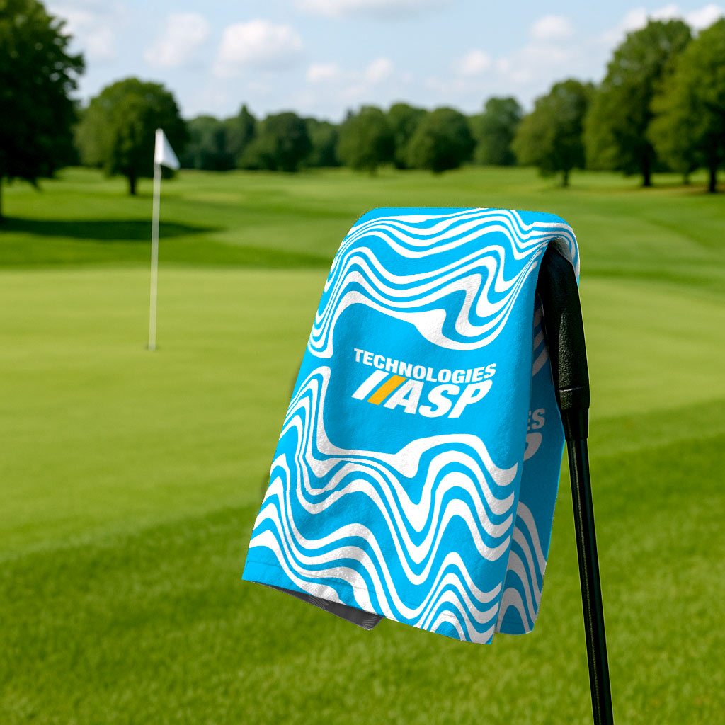 Serviette de sports et de golf bleue sur un bâton avec un fond de pelouse et arbres verts personnalisé fait au Québec Eco Loco
