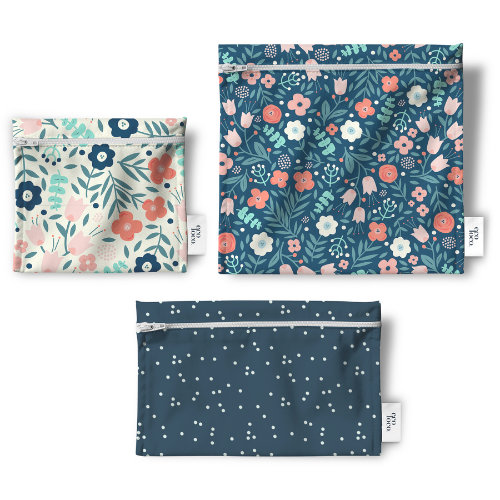 Trois petites pochettes sacs à collation à motifs de fleurs bleues sur fond blanc