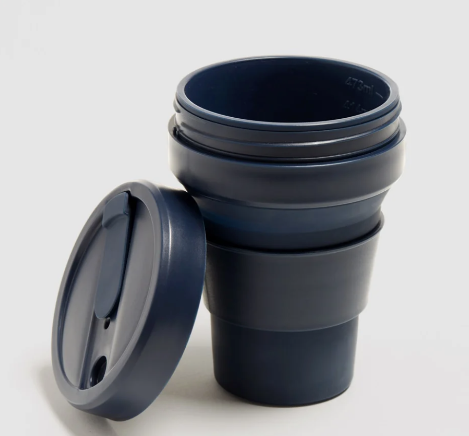 tasse café réutilisable Stojo rétractable en silicone de couleur marine et son couvercle  sur fond blanc