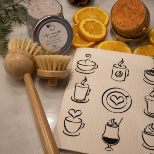 Ensemble zéro déchet pour la vaisselle comprenant un cake vaisselle à l'orange, une brosse à vaisselle en bois, une tête de remplacement pour la brosse, un chiffon suédois avec une image d'oranges. 